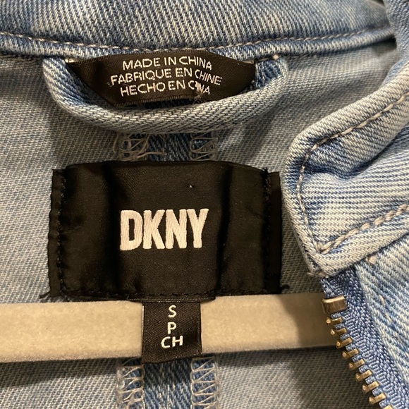 DKNY Light Wash Peplum Denim Jacket Size Small Flirty Date Night Casual Stretchy - Picture 12 of 17